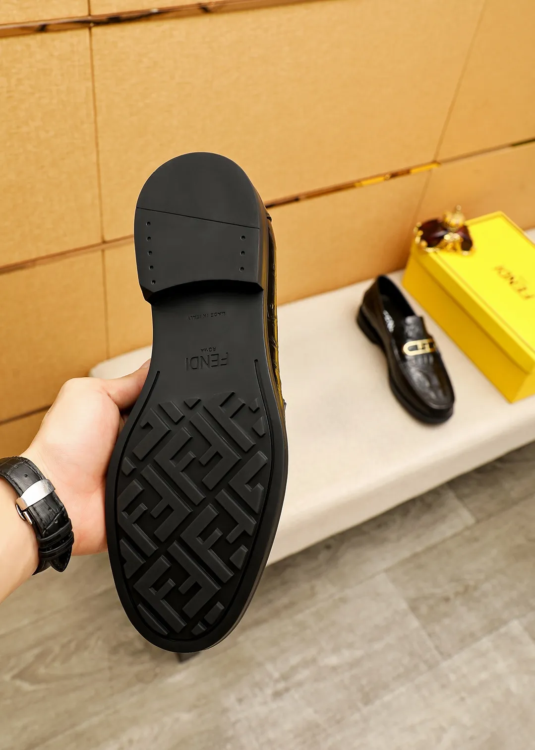 Men's shoes 💰460 💐 Product trademark: FENDI [Fendi] casual leather shoes Regular size: 38-44 (45.46🉑️customized) Product materials: Selected imported first-layer open-edge beaded cowhide embossed upper + luxury hardware buckle, imported cow 🐂 lining. Strong three-dimensional visual effect, original outsole color: 1⃣️color optional